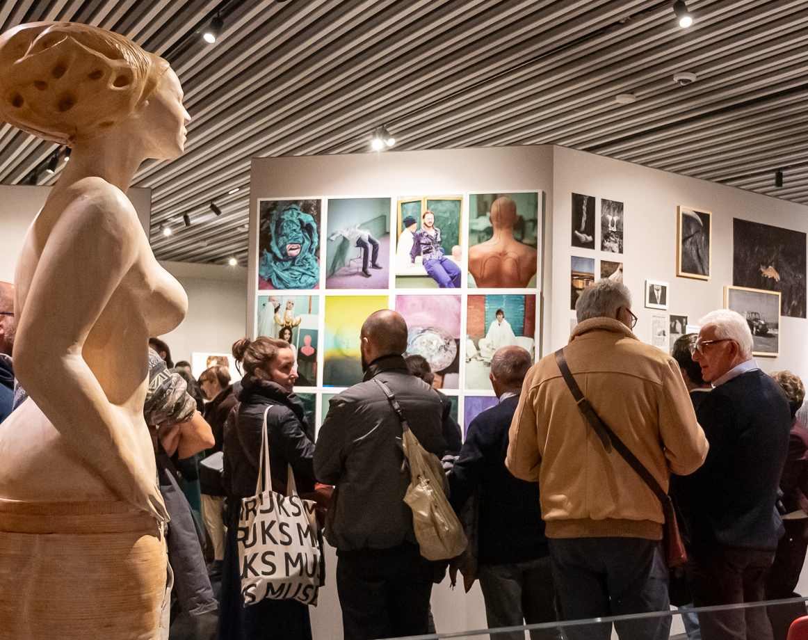 Pubblico ad una mostra fotografica